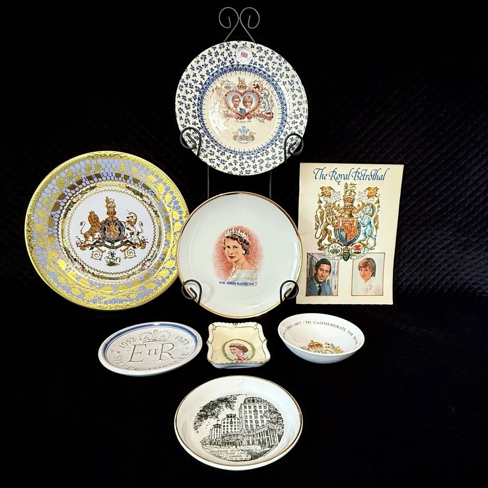 Royal Family Collectibles - 11 Items:Plates, Trinket Dishes,Books, C&D Betrothal - Picture 14 of 16